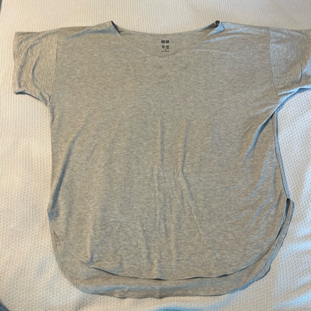 Uniqlo Women’s AIRism Seamless V-Neck Short-Sleeve T-Shirt
